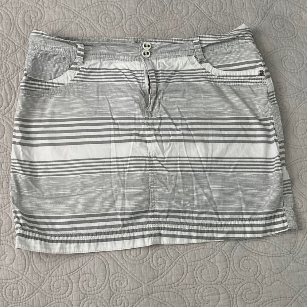 Supplies gray/white striped skirt